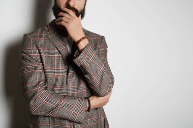 Genç sakallı iş adamı modeli beyaz arka planda günlük ceket ve beyaz beyaz tişört premium yaz pamuğuyla poz veriyor. Mockup Kopya Yapıştırıcı Reklamı.