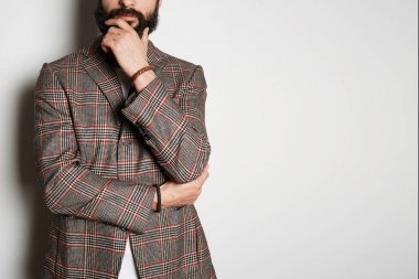 Fotoğraf pensive hipster modeli rahat ceket ve boş beyaz t-shirt prim yaz pamuk pozlar, beyaz arka plan üzerinde. Mockup Kopyala Yapıştır Reklamı.