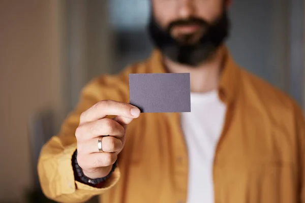 Sakallı hipster bulanık arka planda el boş siyah kartvizit tutan. Mockup Kopyala Yapıştır Boş Reklam. — Stok fotoğraf