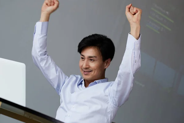Empresário asiático feliz levantando o braço quando sucesso, conceito de estilo de vida — Fotografia de Stock