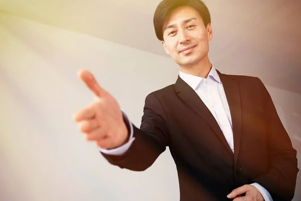 Atraente jovem asiático empresário oferecendo aperto de mão após negócio negócio . — Fotografia de Stock