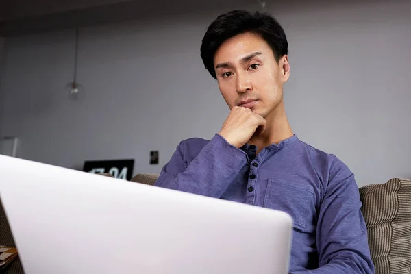 Asiatisk man arbetar laptop hem ansluta nätverk Concept — Stockfoto