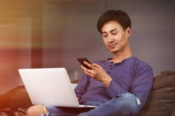 Asiatisk man arbetar laptop hem ansluta nätverk Concept — Stockfoto