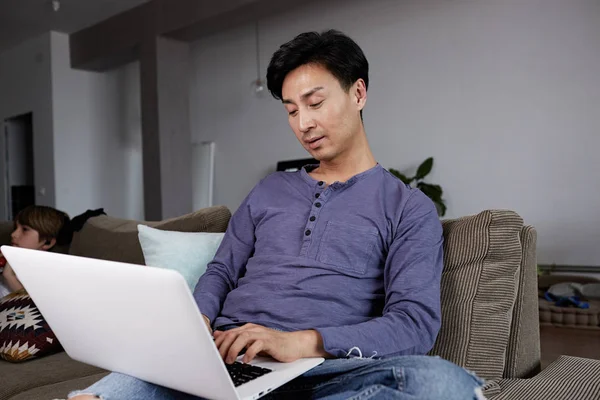 Asiatisk man arbetar laptop hem ansluta nätverk Concept — Stockfoto