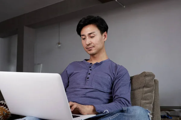 Attraktiva asiatiska gay man arbetar laptop hem ansluta nätverk Concept — Stockfoto