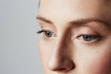 Beyaz arka plan üzerinde doğal makyaj ile bir handsime genç kadın Güzellik closeup portre. Kozmetoloji ve Reklam