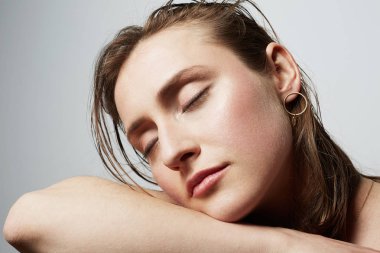 Beyaz arka plan üzerinde doğal makyaj ile güzel bir genç üstsüz femle Güzellik portresi. Kozmetoloji ve Reklam