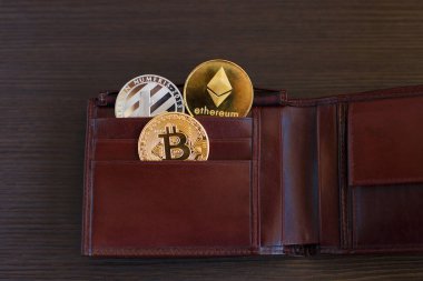 Kripto para birimi para geniş Ahşap ahşap arka plan bitcoin ethereum litecoin deri cüzdan.