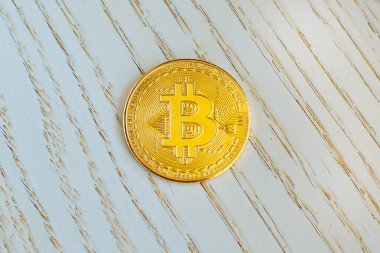 Beyaz ahşap zemin üzerinde altın bitcoin. Bitcoin kripto para birimi, Blockchain teknoloji, dijital para.