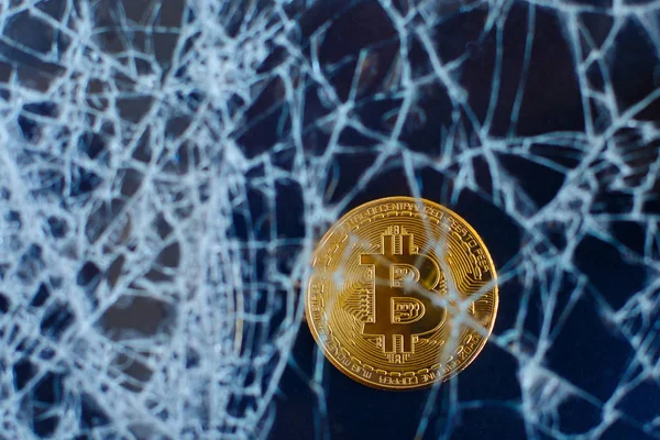 Bitcoin ve siyah arka plan üzerine kırık cam. Bitcoin yıkılışı. Kaza Daralt