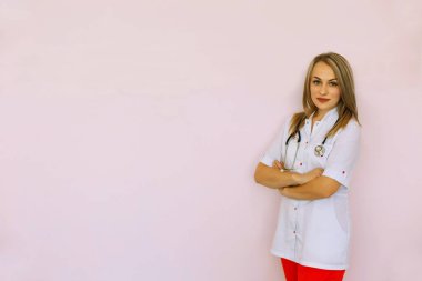 Çapraz elle beyaz üniforma ayakta sevindim Doktor portresi.