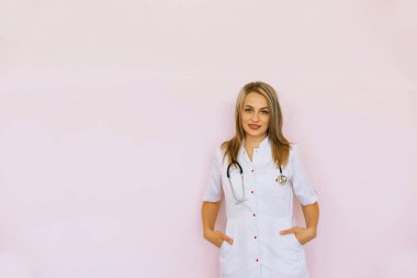 Kendine güvenen Bayan Doktor stetoskop ile.