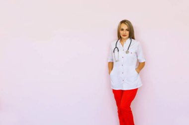 Kendine güvenen Bayan Doktor stetoskop ile.