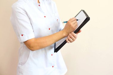 Üniformalı siyah bir kadın doktor ayakta duruyor. Sağlık ve önleme kavramı.