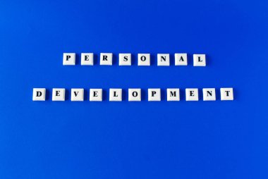 Kişisel gelişim. İzole metin mavi zemin üzerine yazılmış