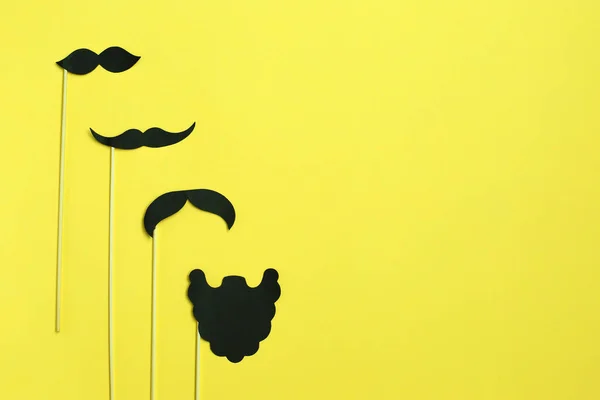 Feliz Día de los Padres con Copiar Espacio. Cabina de fotos con bigote. Mustache recortado de papel sobre fondo amarillo  . —  Fotos de Stock