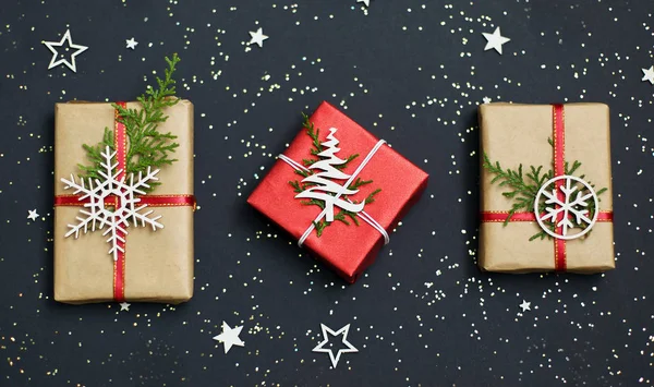 Natal artesanal caixas de presente vermelho no fundo escuro vista superior. Feliz cartão de felicitações de Natal. Feliz Ano Novo. Depósito plano . — Fotografia de Stock