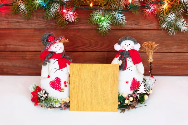 Frohe Weihnachten Schneemann. Weihnachtsdekoration auf einem hölzernen Hintergrund. Grußkarte. Weihnachtsdekoration. — Stockfoto