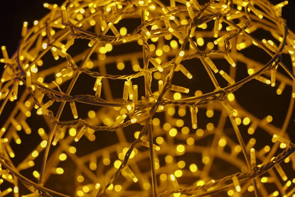 Lysande gul krans i form av en boll. Julnatten gult ljus för semester. — Stockfoto