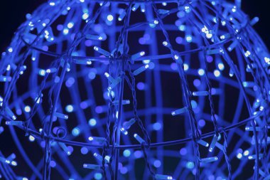 Bir top şeklinde parlayan mavi garland. Tatil için Noel gece mavi ışık.