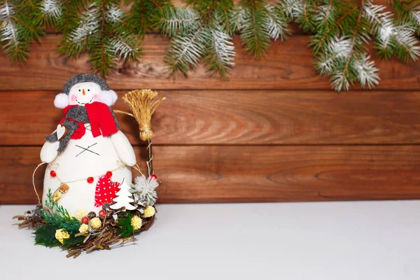 Frohe Weihnachten Schneemann. Weihnachtsdekoration auf einem hölzernen Hintergrund. Grußkarte. Weihnachtsdekoration. — Stockfoto