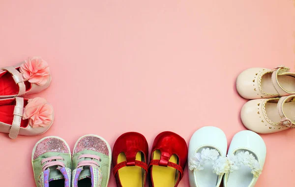 Sfondo rosa per neonati con scarpe — Foto Stock