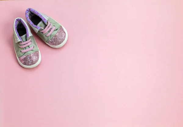 Denim dziecięce buty sportowe dla dziewczyn, stoi na różowym tle. — Zdjęcie stockowe