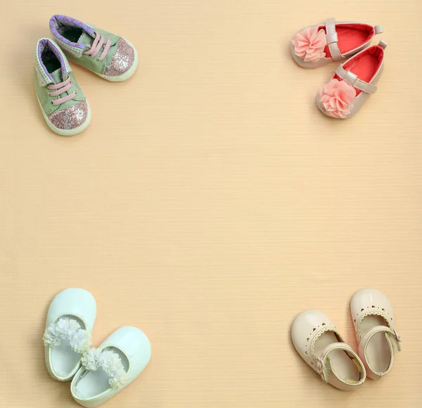Wiele buty słodkie dziecko umieszczone na różowym tle, widok z góry — Zdjęcie stockowe