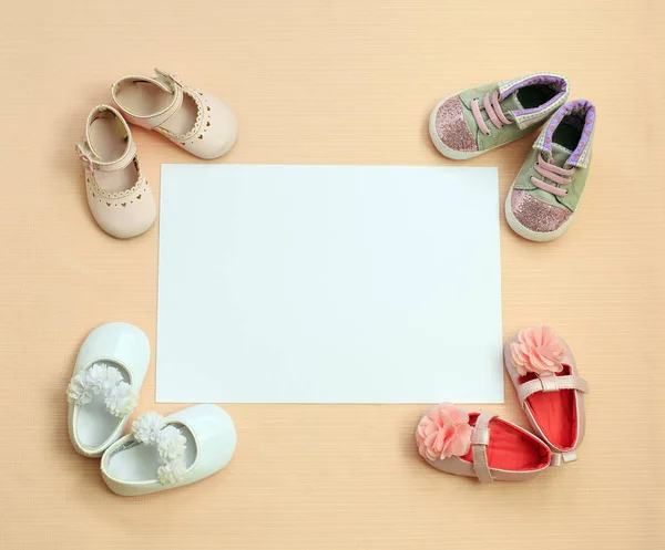 Tło dla noworodka dziewczynka z butów. Koncepcja Odzież dla dzieci. — Zdjęcie stockowe