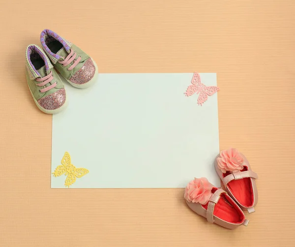 Hintergrund für neugeborene Mädchen mit Schuhen. Konzept der Kinderkleidung. — Stockfoto