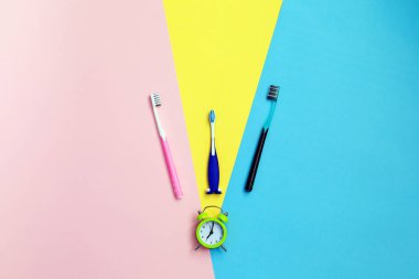 Sarı, mavi ve pembe arka plan üzerinde diş fırçaları. Diş Temizleme. Sağlık ve güzellik. Sağlıklı dişler.
