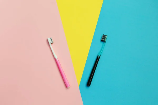 Toothbrushes on yellow, blue and pink background. Teeth cleaning. Beauty and health. Healthy teeth. — Stock Photo, Image