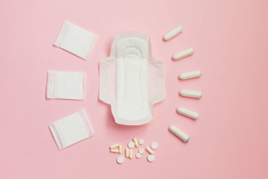 Hijyenik pedler ve emici levhalar üzerinde pembe bir arka plan