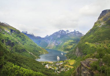 Dağ yolundan ve Geiranger köyde gemiden görüntülemek.