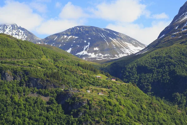 A aldeia nas montanhas da Noruega — Fotografia de Stock