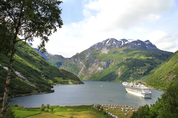 Geiranger Fjord, Ferry, Mountains. Hermosa naturaleza Noruega panorama — Foto de Stock