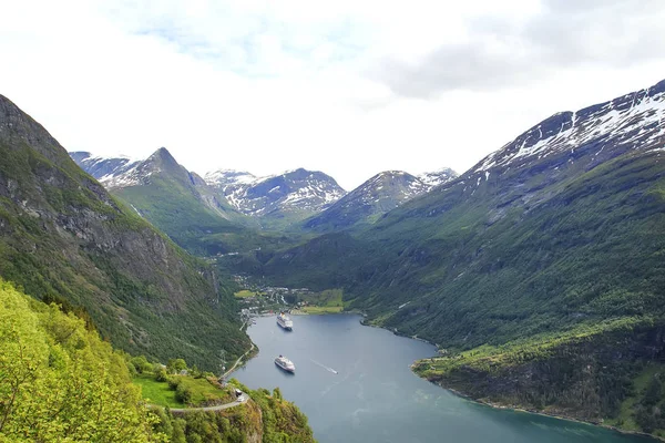 Φιόρδ Geiranger, πλοίο, βουνά. Όμορφη φύση Νορβηγία Πανόραμα — Φωτογραφία Αρχείου