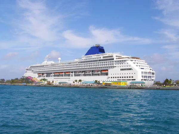 Navio na bela natureza Panorama das Bahamas — Fotografia de Stock