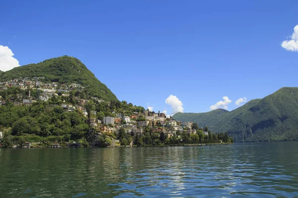 Widok na domy Lugano ze statku. Jezioro Lugano, Ticino, — Zdjęcie stockowe