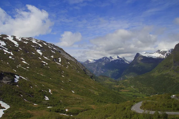 Гірській дорозі, шлях до Dalsnibba точки зору до поромного терміналу Molde, — стокове фото