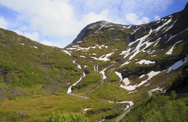 Estrada da montanha, caminho para Dalsnibba ponto de vista para o fiorde Geiranger , — Fotografia de Stock