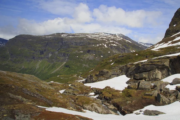 Гірській дорозі, шлях до Dalsnibba точки зору до поромного терміналу Molde, — стокове фото