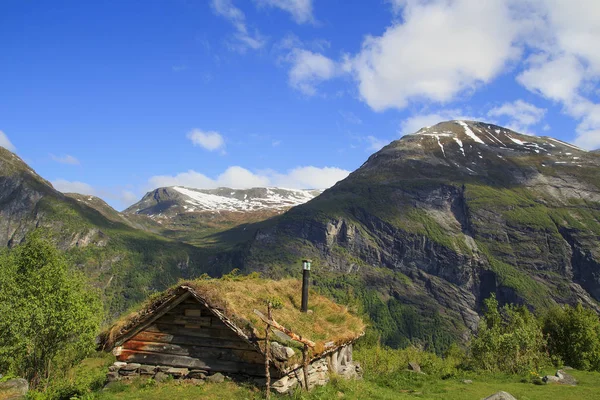 Παλιό ξύλινο σπίτι με χορτάρι στέγη στη Νορβηγία — Φωτογραφία Αρχείου