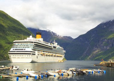 Geiranger fiyort yolcu gemisi, dağlar ile ile manzara. 