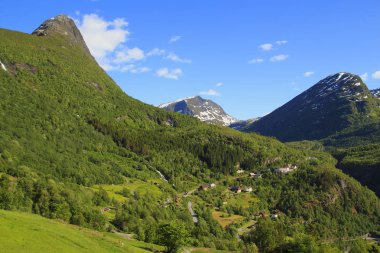 Dağ yolundan ve Geiranger köyde görüntüleyin. Norveç