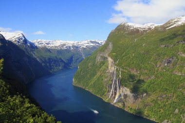 Geiranger Fjord, feribot, dağlar. Güzel doğa Norveç