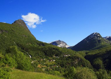 Dağ yolundan ve Geiranger köyde görüntüleyin. Norveç