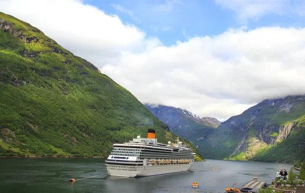 Geiranger Fjord, Ferry, Montagnes. Belle nature Norvège panorama — Photo
