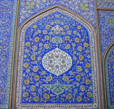 Bir süsleme ile geleneksel Iran seramik sanatsal duvar karosu