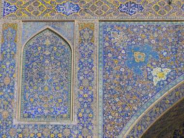 Bir süsleme ile geleneksel Iran seramik sanatsal duvar karosu